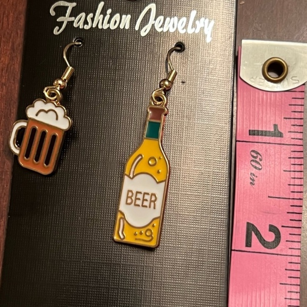 Mismatched beer themed earrings bottle & mug - Picture 3 of 4